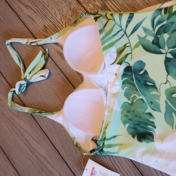 Quicksilver NEW 2 Piece Swimsuit - Picture 10 of 10